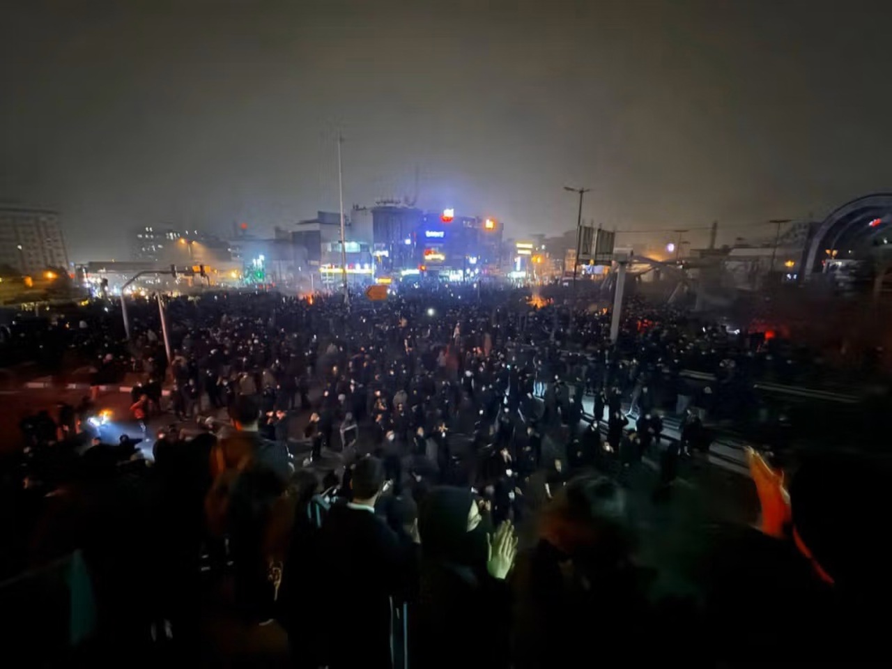 Protestele din Iran au continuat pentru a 14-a seară. Focuri de arme împotriva manifestanților și numeroase victime 