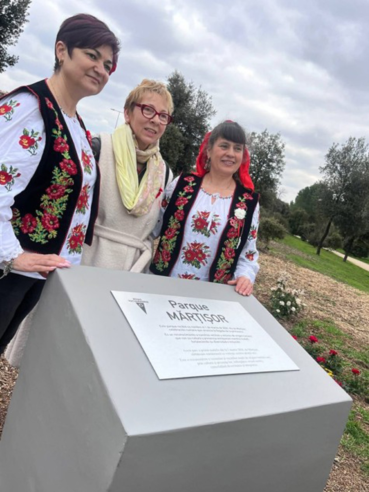 FOTO | Un parc din Madrid, numit „Mărțișor”: Spaniolii, învățați să confecționeze mărțișoare