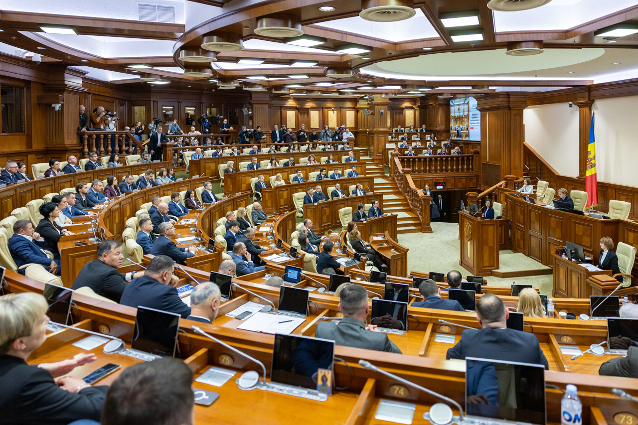 „Echilibru fragil”: doar 37 de femei în noul Parlament, mai puține decât în legislatura trecută