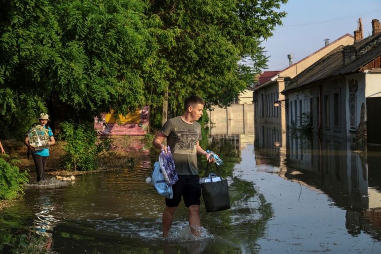 Continuă evacuările după distrugerea parțială a barajului de la Nova Kahovka