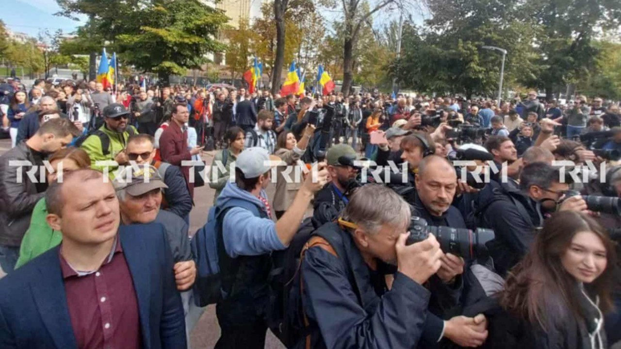 Susținătorii Blocului Electoral „Patriotic”, protest în fața Parlamentului, după parlamentare: „Am depus zeci de contestații la CEC”