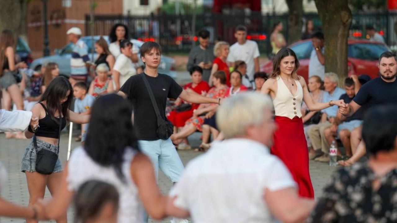 „Nu dansează doar cei din pântece”: Satul în care hora „astâmpără sufletul și dorul” de casă