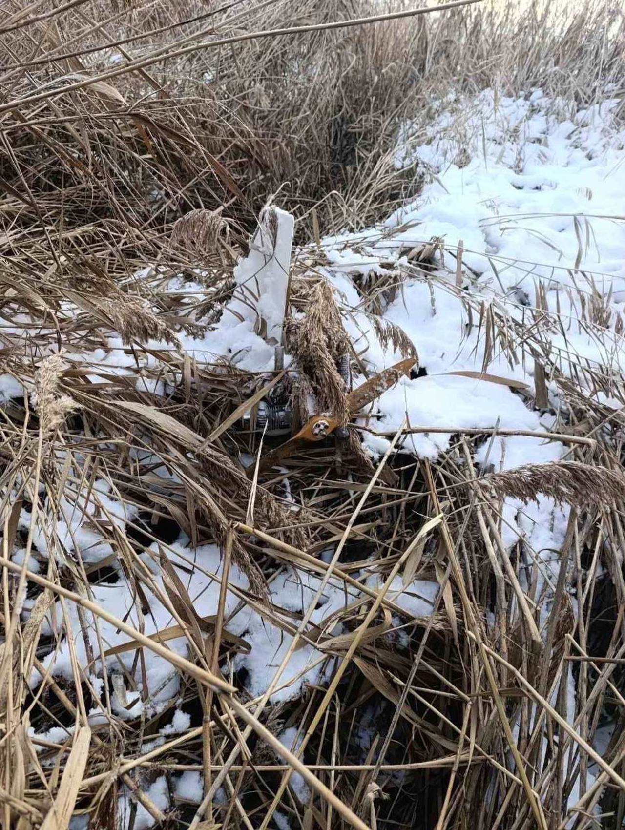 O dronă de mari dimensiuni, depistată la intrarea în satul Nucăreni. Zona a fost izolată de poliție