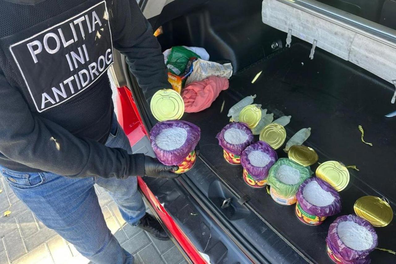 Droguri în valoare de peste șase milioane de lei, ascunse în prezervative umplute cu apă: ar fi ajuns în R. Moldova prin colete trimise din Europa