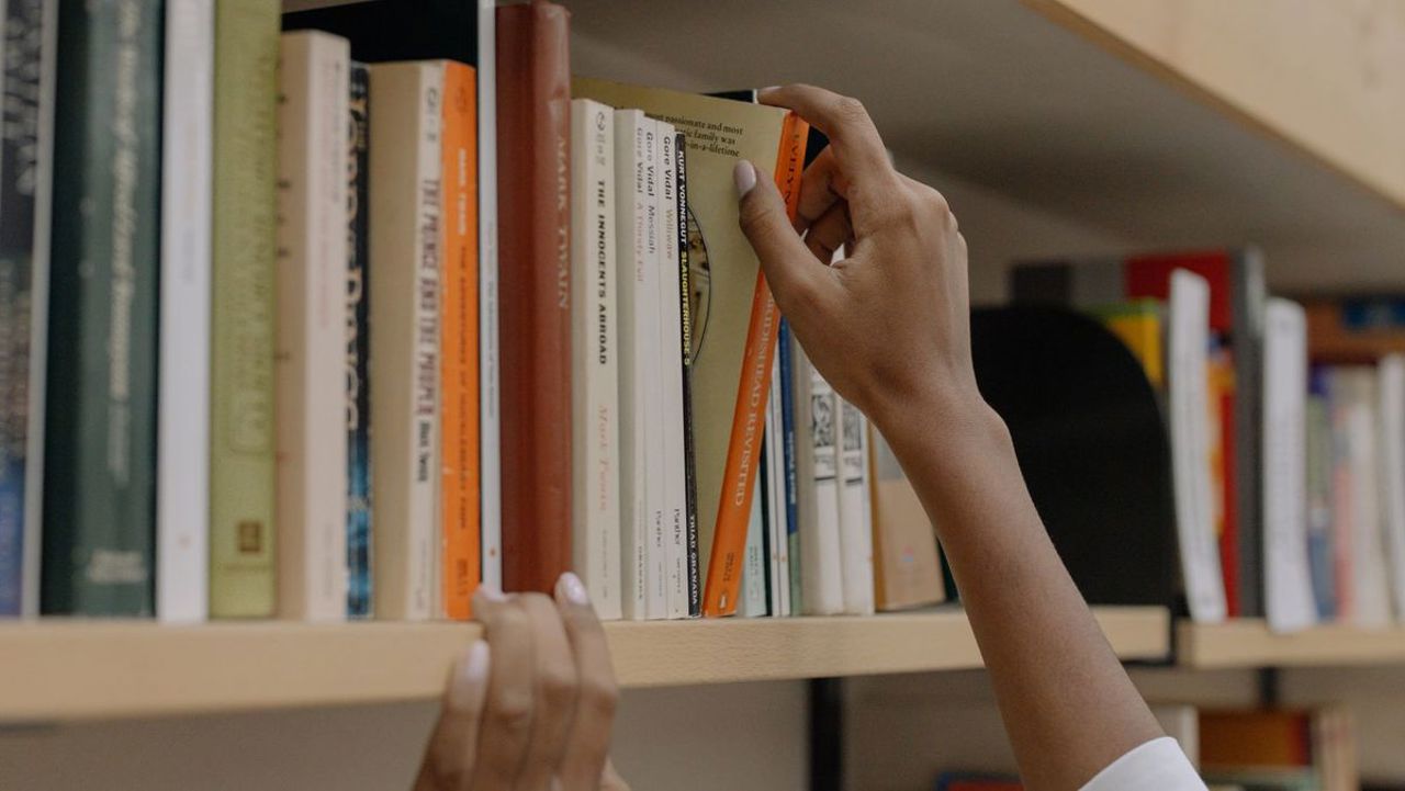 Statul analizează remunerarea autorilor pentru cărțile împrumutate din biblioteci