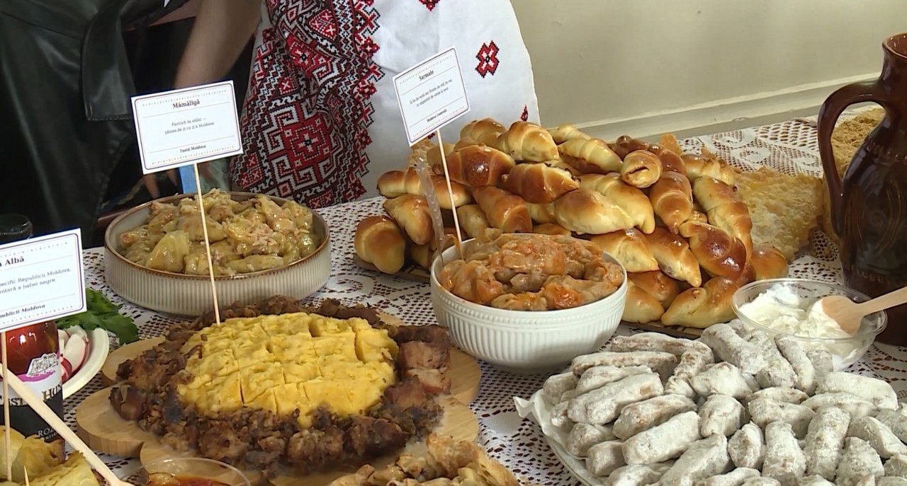 Bucate tradiționale, costume populare și cântece vechi, promovate de studenții moldoveni la festivalul „Dor de Basarabia” din Iași  
