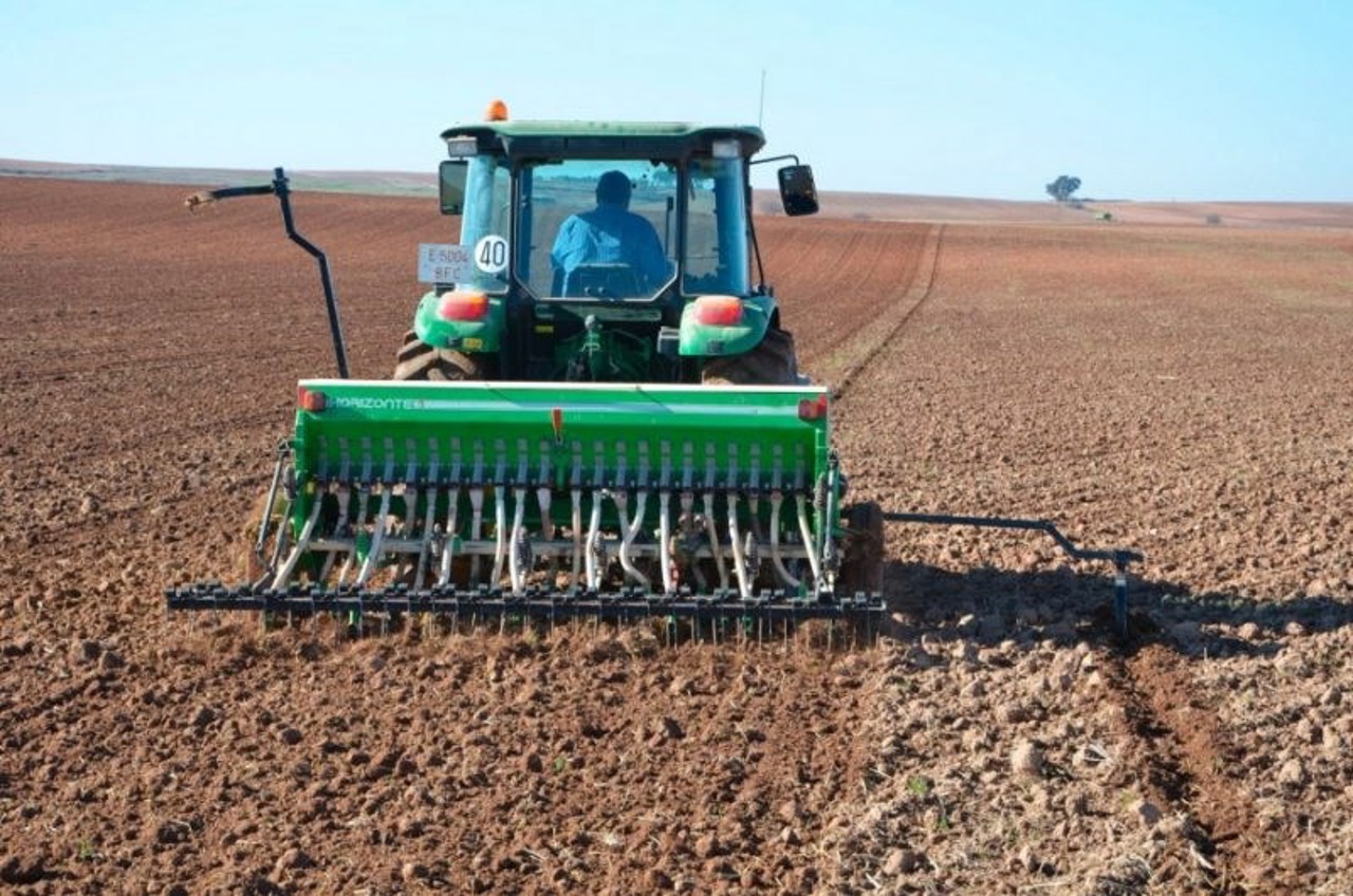 Pregătiri pentru sezonul agricol: Înainte de a începe lucrările, fermierii verifică starea tehnică a utilajelor