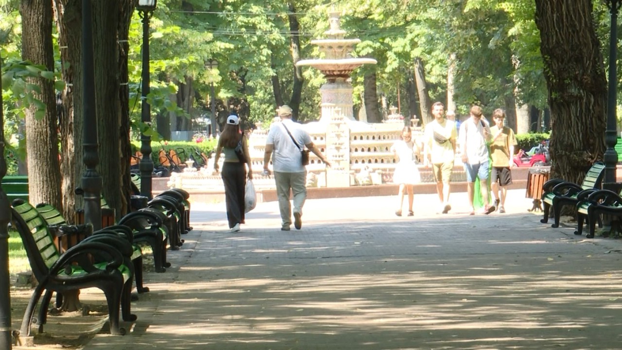 Caniculă sufocantă: 40 de grade la umbră și cozi la corturile de apă 