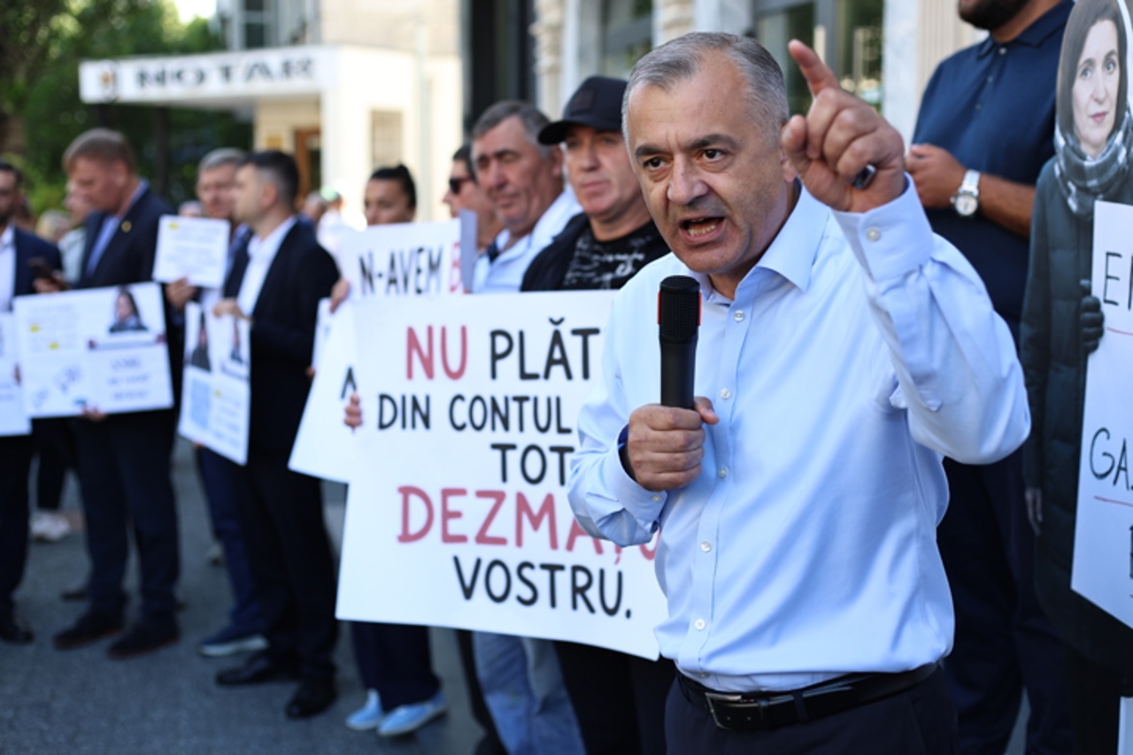 Protest la ANRE împotriva scumpirii gazelor: Opoziția cere alegeri anticipate: „ANRE, jos tarifele!”