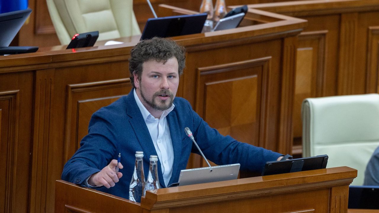 Modificările la Codul Educației, în Parlament: Al treilea mandat pentru rectorii care conduc procese de integrare universitară