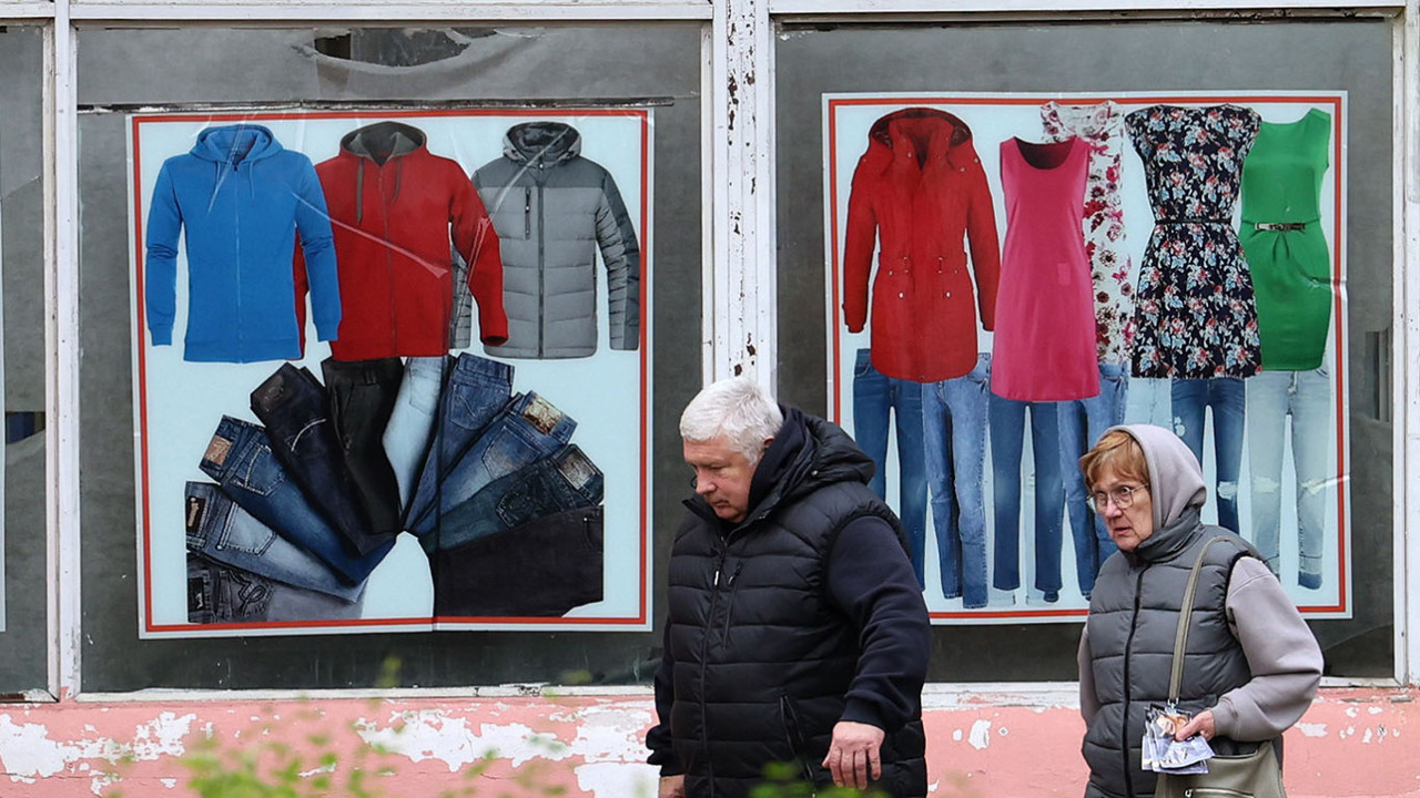 „Cererea începe să se prăbușească”. Rușii au început să economisească masiv la îmbrăcăminte