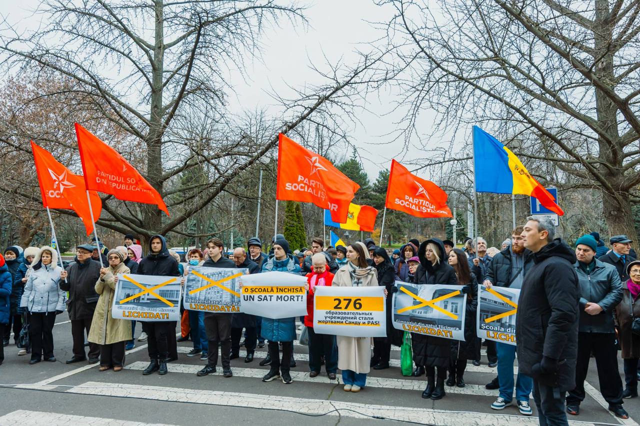  „Fiecare copil merită să meargă la școală în satul lui”: PSRM a protestat în fața Guvernului împotriva reformei școlilor