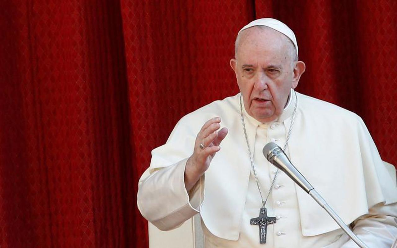 Pope Francis condemns misinformation as 'first sin of journalism'