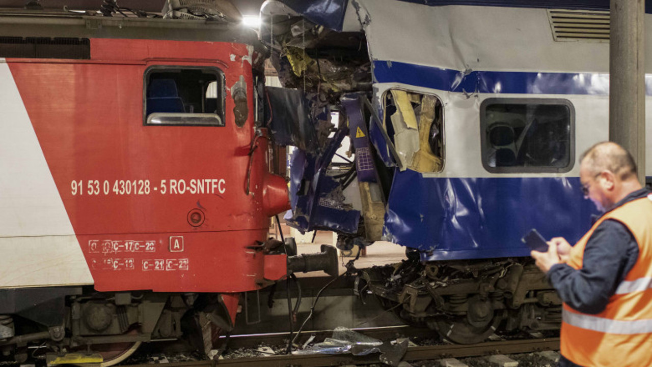 Серьезная железнодорожная авария в Румынии: один человек погиб и еще трое получили ранения после того, как пассажирский вагон столкнулся с локомотивом 