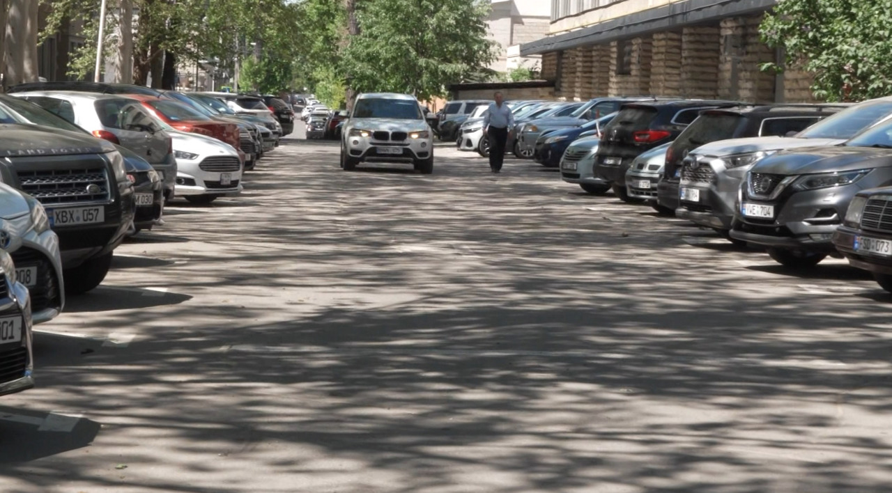 Locuitorii capitalei salută deschiderea unei parcări în preajma Parlamentului