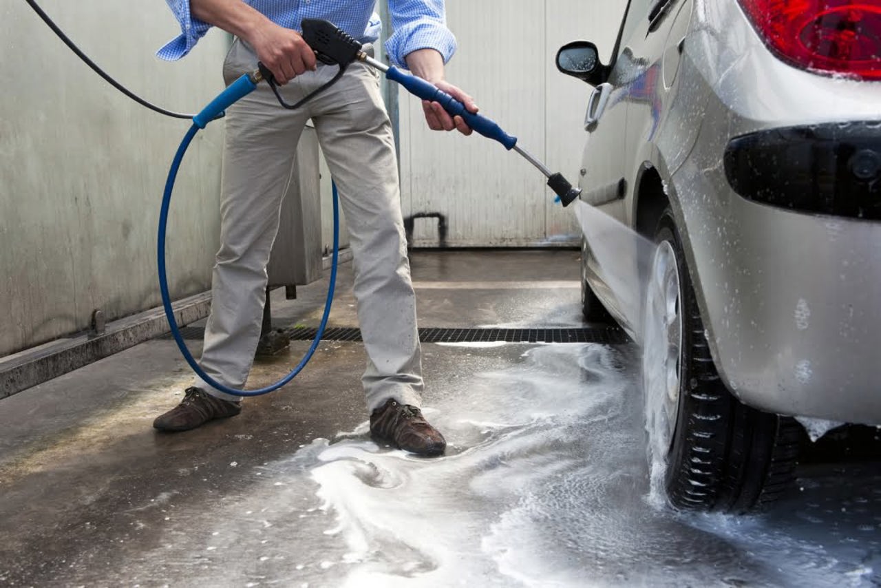 Peste un milion de lei în amenzi pentru nereguli la spălătoriile auto. Hajder: „Apa uzată trebuie tratată corespunzător”