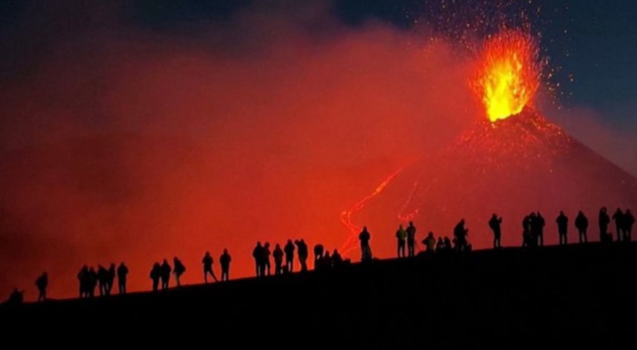 Imagini spectaculoase în urma erupției vulcanilor Etna și Stromboli. Turiștii s-au echipat corespunzător și au admirat peisajele