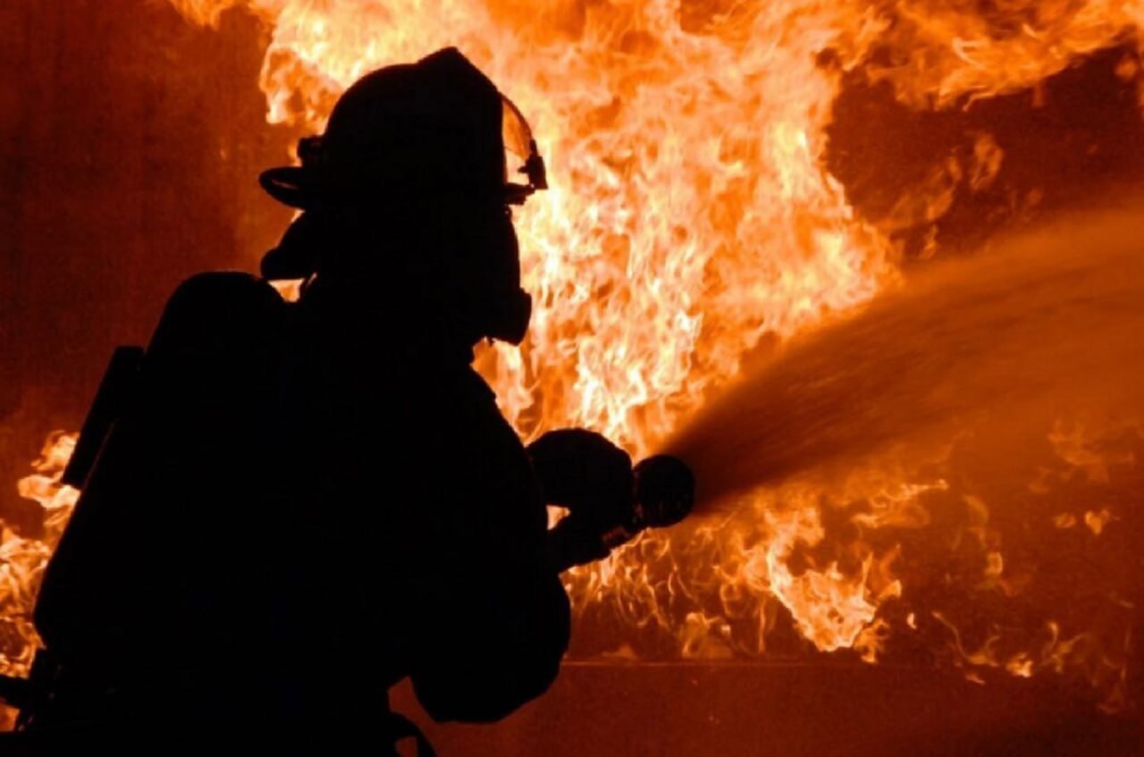 FOTO// Incendiu la Călărași: O casă de lemn, cuprinsă de flăcări