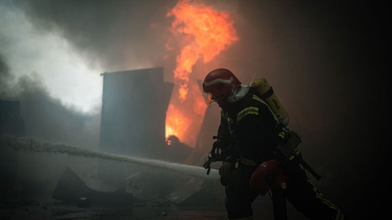 Двое спасателей погибли в результате нападения на украинский город Хмельницк