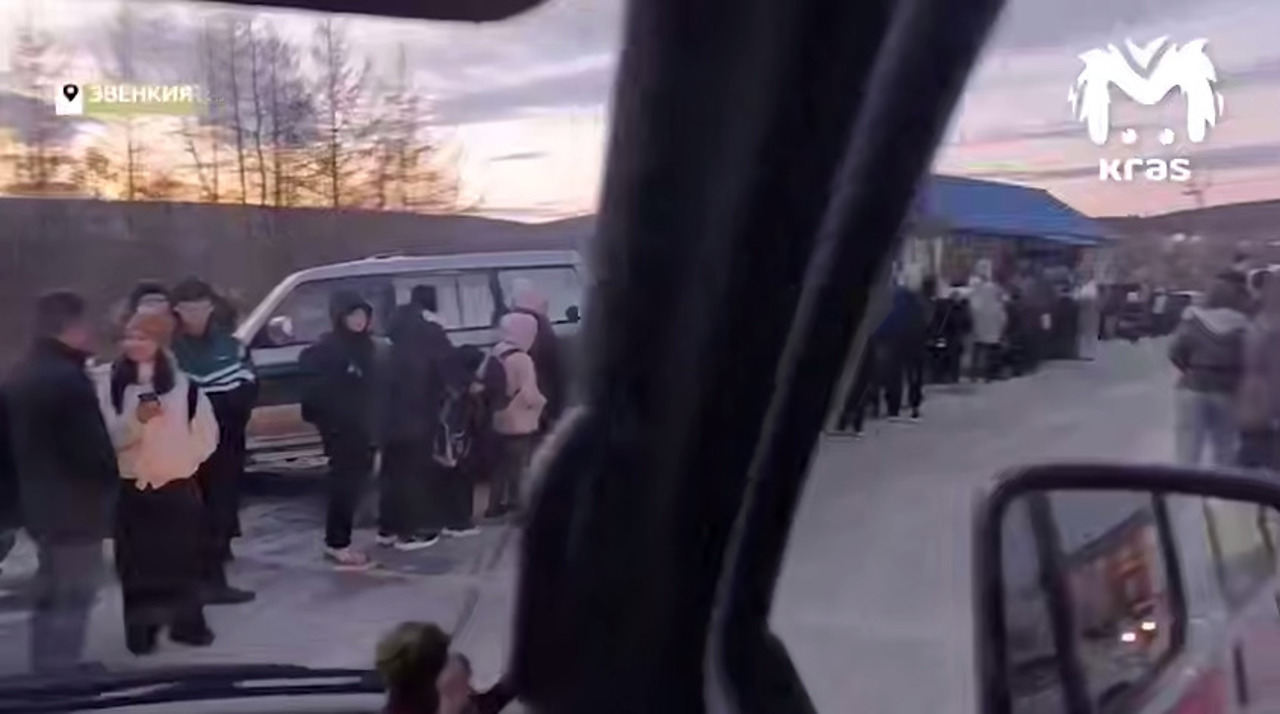 Alimente vândute cu porția în Siberia. Localnicii stau la coadă în frig, iar poliția supraveghează distribuirea
