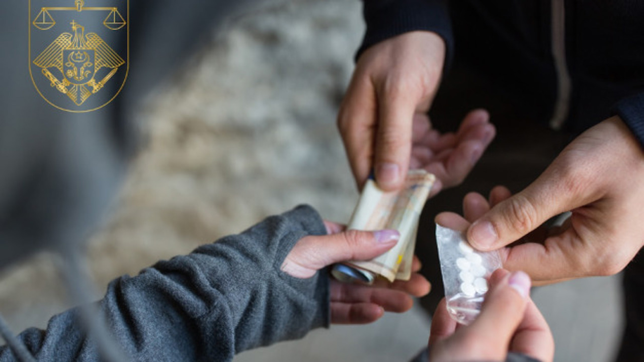 Nouă ani de închisoare pentru comercializarea heroinei. Drogurile ar fi ajuns inclusiv la o femeie aflată în tratament
