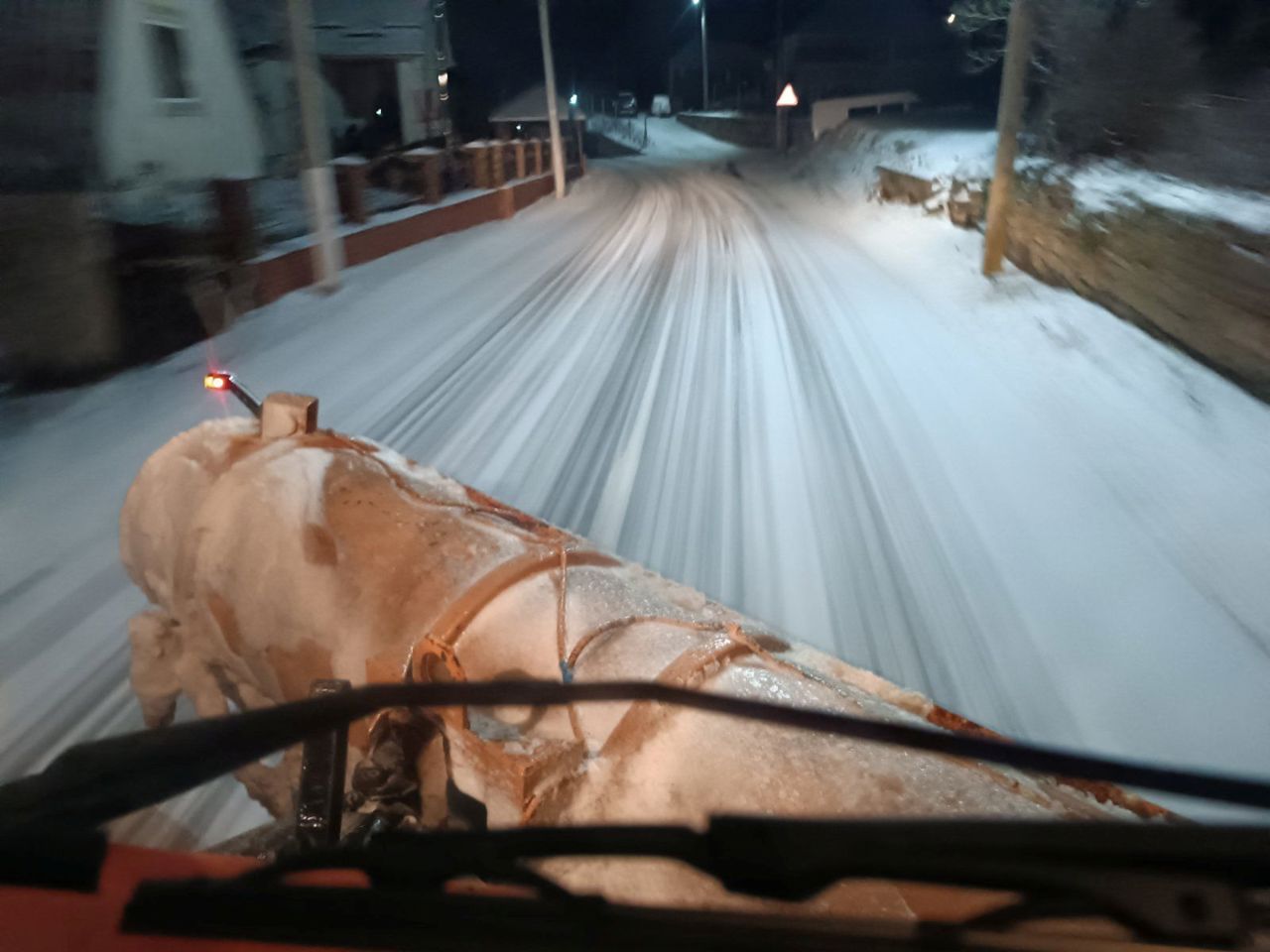 Drumurile naționale rămân practicabile, iar toți consumatorii afectați de chiciură au fost reconectați la energie