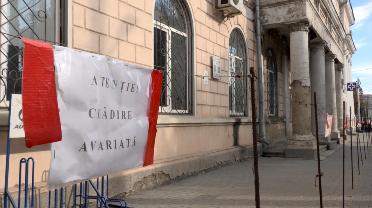 Patrimoniul Chișinăului se destramă: clădirea Bibliotecii „B.P. Hasdeu”, în stare critică