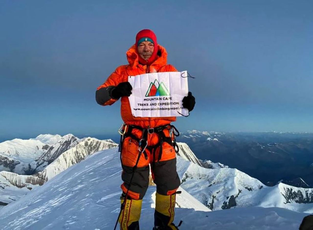 „Muntele nu-l urcă neapărat cei mai puternici, dar cei care nu renunță”: Interviu cu primul alpinist român care a cucerit toate cele 14 vârfuri de peste 8.000 de metri