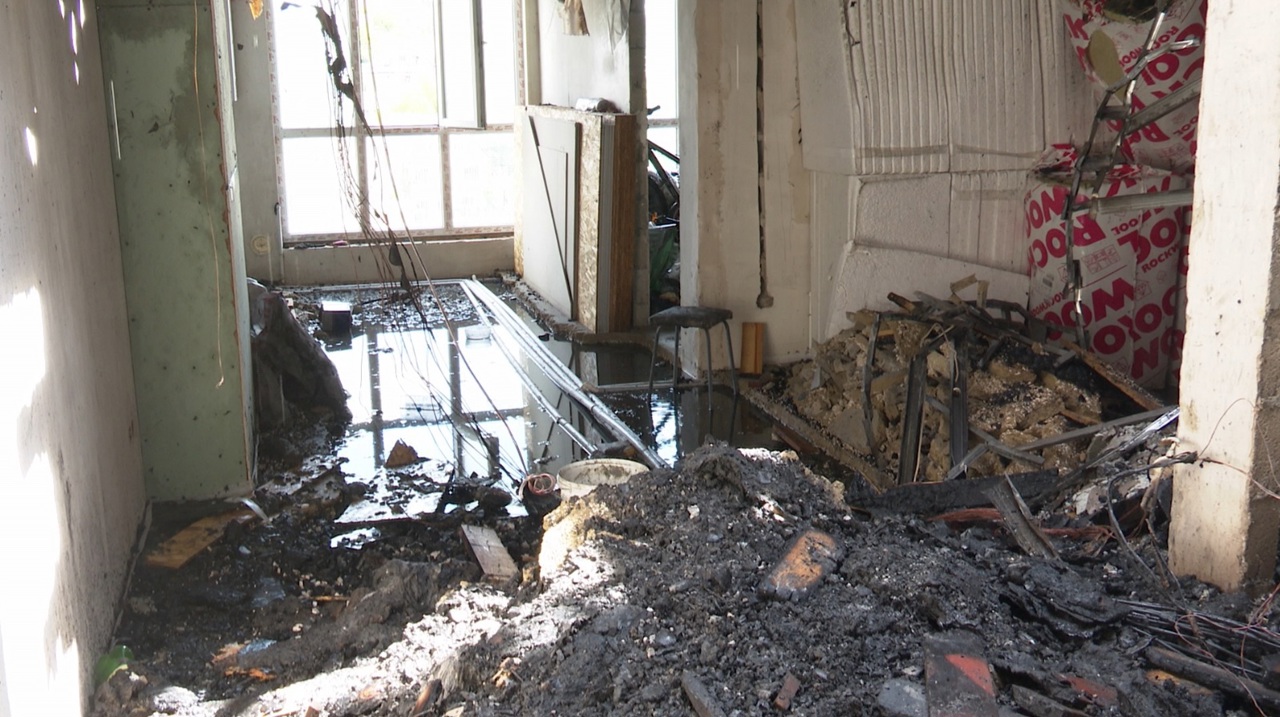 15 apartamente distruse complet și zeci de familii rămase fără locuință, după incendiul de la Durlești. Autoritățile au demarat o anchetă