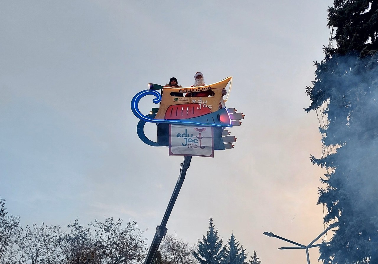 Мош Крэчун прибыл с подарками на "летающих" санях в столичный парк "Alunelul"