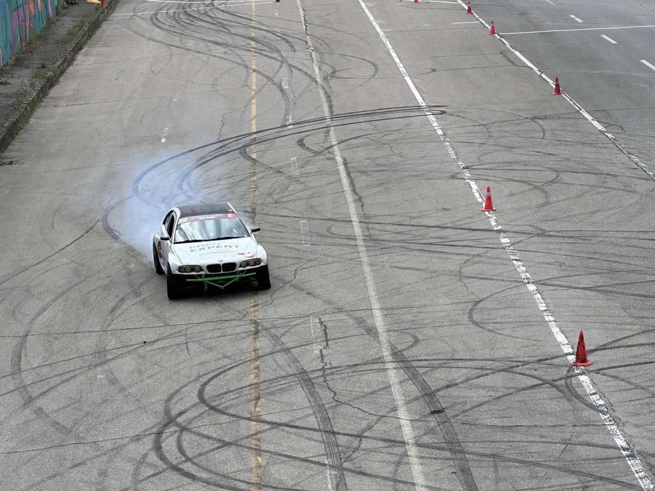 Show automobilistic sub podul de la Telecentru: Chișinăul a găzduit prima etapă a campionatului național de drift  