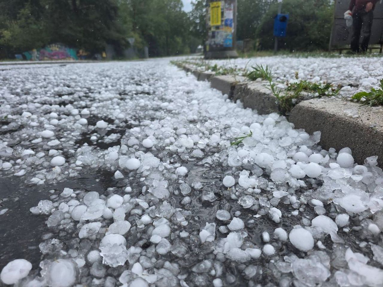 Furtuni cu grindină devastatoare în Slovacia: Zeci de case au rămas fără acoperișuri