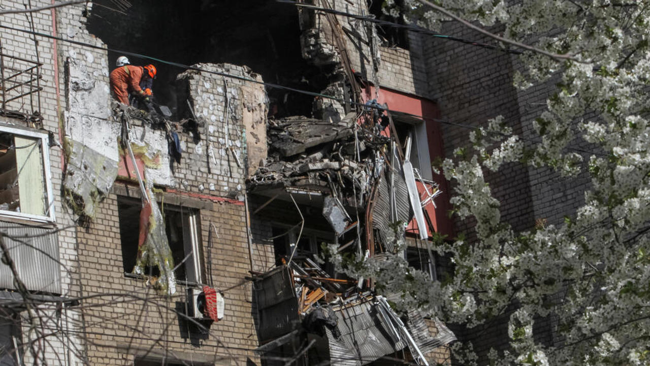 Российская атака по Днепру: разрушена часть многоэтажного дома, минимум три человека погибли