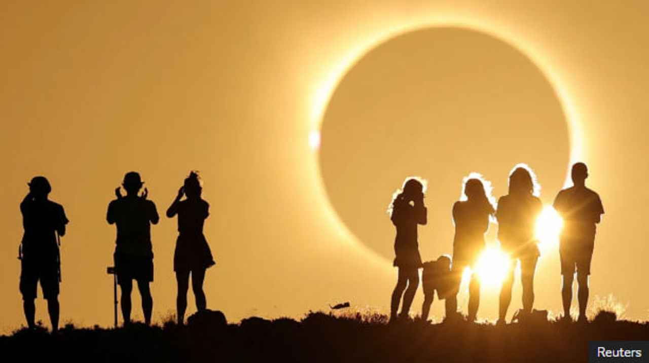 Reuters / Cu câteva momente înainte de eclipsa totală de Soare, deasupra localității Arcos de las Salinas, în apropiere de Spania, cerul a fost cuprins de întuneric