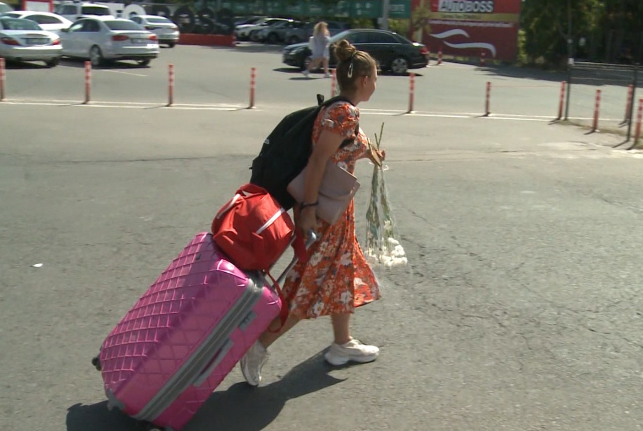 Cu bagaje și emoții, elevii și studenții revin în capitală pentru a începe noul an de studii