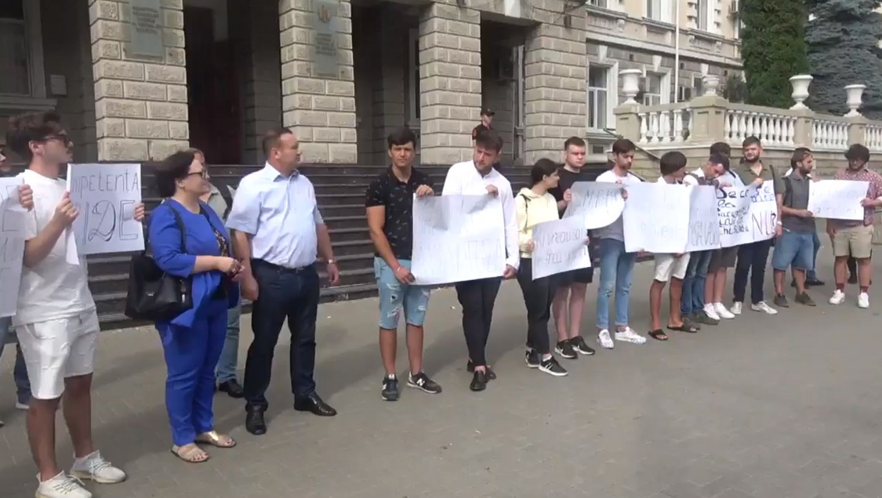 Flashmob at the Ministry of the Interior. The Coalition for Unity and Welfare seeks the resignation of Rosian Vasiloi and Ana Revenco