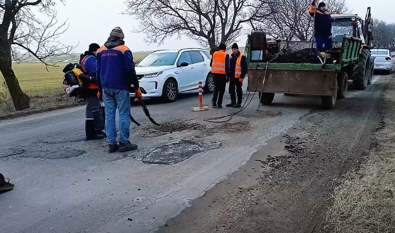 Gropile de pe drumuri, astupate cu asfalt rece: unde lucrează drumarii în aceste zile 