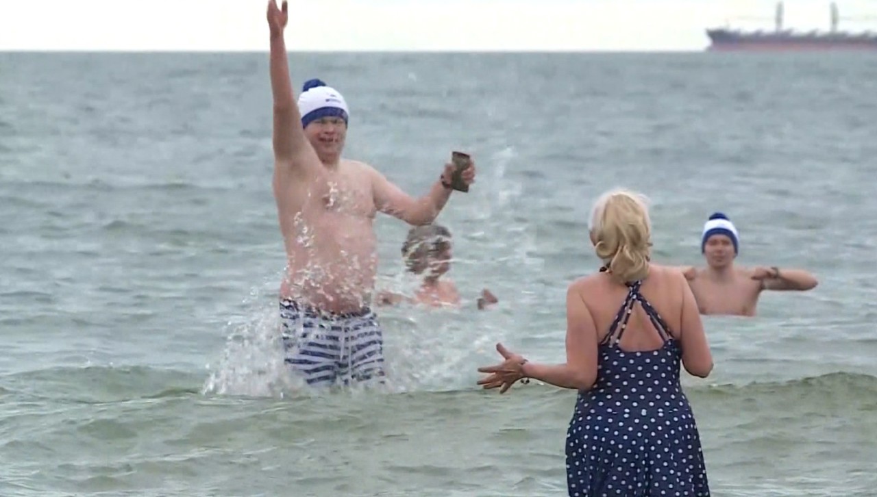 Obicei de Crăciun în Polonia: au sfidat gerul și s-au scăldat în apă rece