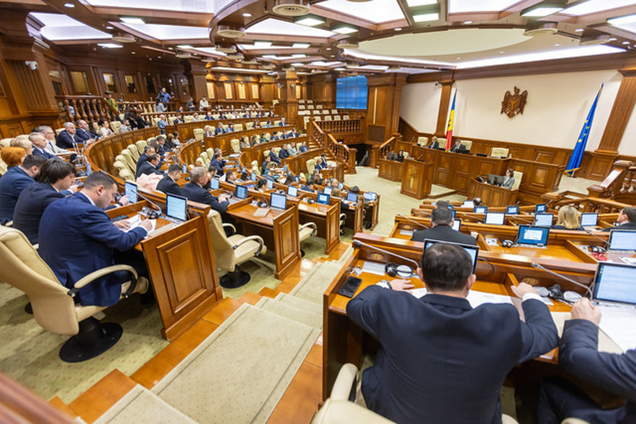 Saskia de Vries exits Prosecutors Evaluation Commission; Parliament approves with 54 votes