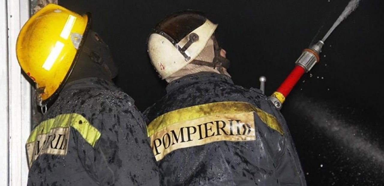 Patru echipaje de pompieri, implicate în stingerea unui incendiu la Sociteni