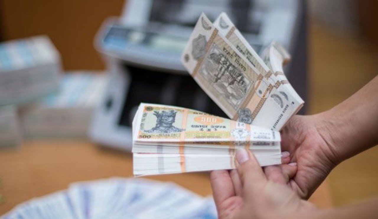 A găsit 10.000 de lei pe jos și a fugit acasă: Gestul l-a costat o condamnare penală pe un tânăr din capitală
