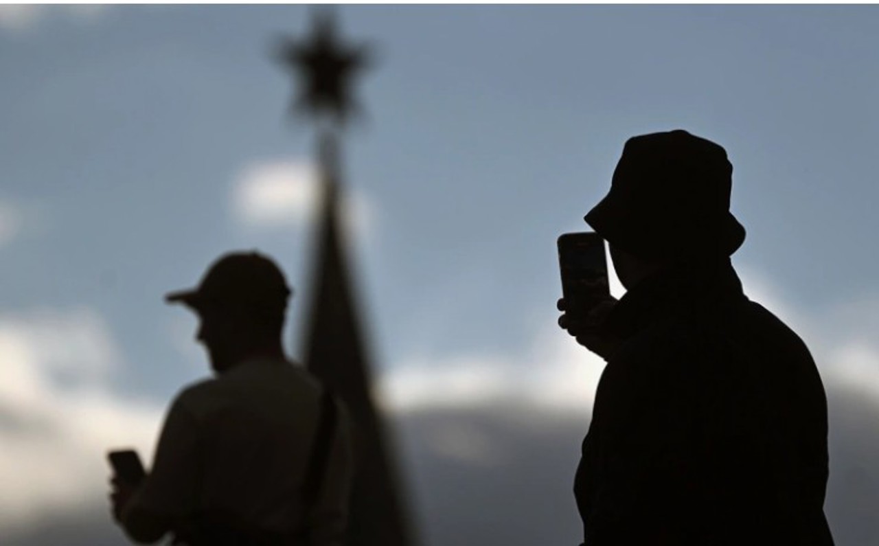 Путин подписал закон о приостановке услуг связи по требованию ФСБ