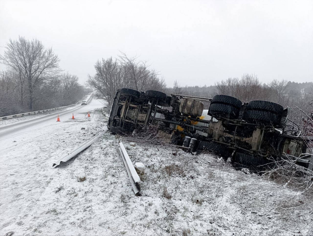Ambulanțe și mașini cu pasageri, blocate pe drumuri: salvatorii au intervenit în peste 40 de cazuri 