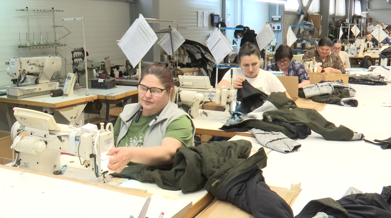 Industria textilă rezistă: fabrica din Nisporeni produce zeci de mii de articole pentru export