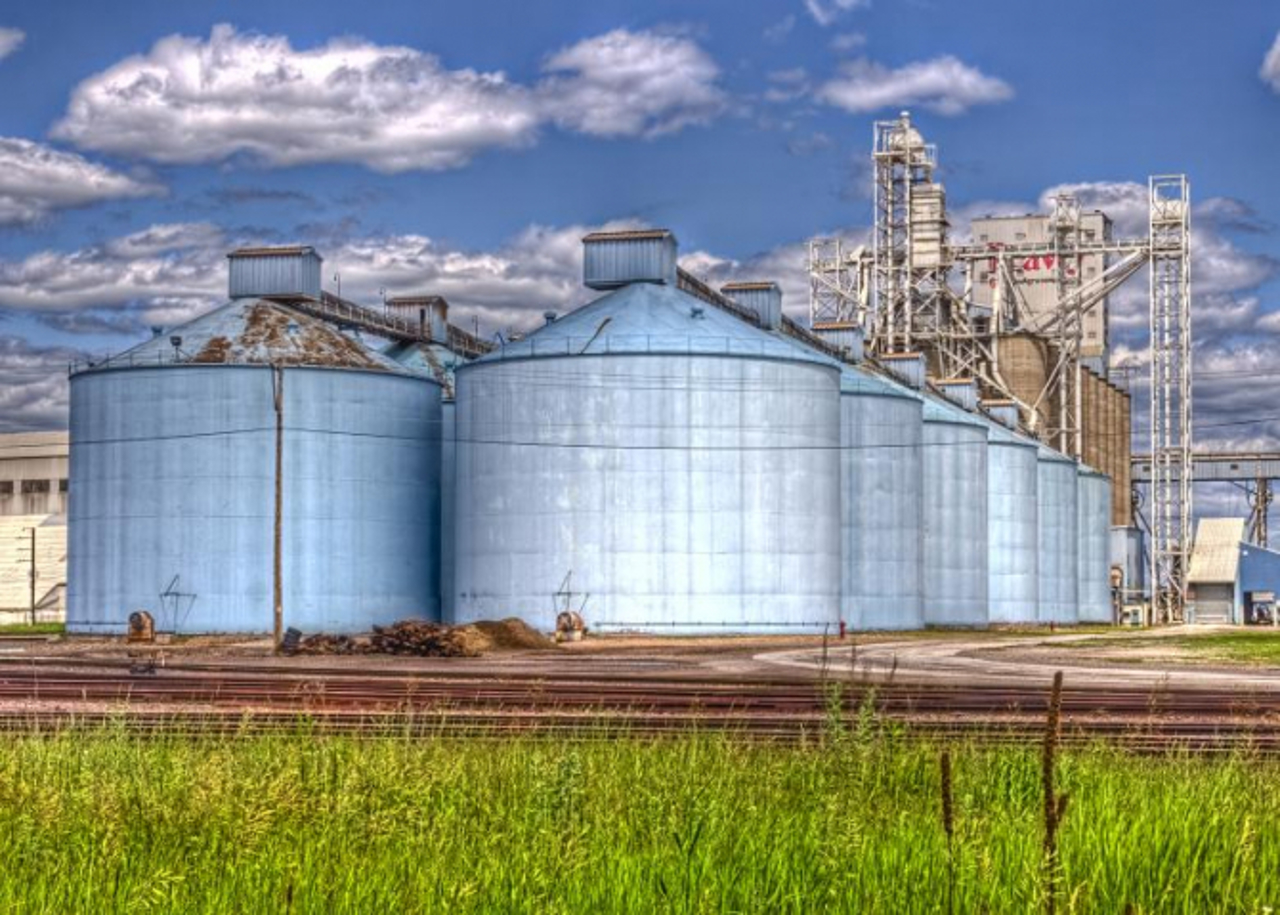 Российские атаки на элеваторы далеко от линии фронта и невозможность продать свое зерно отбивают у украинских фермеров желание работать на земле