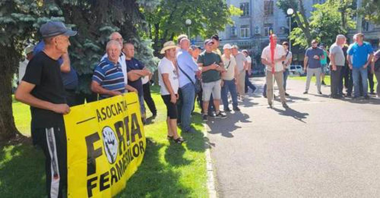 Fermierii au ieșit la un protest de avertizare în fața Guvernului