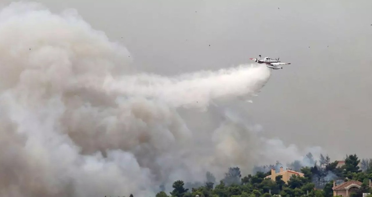 Două elicoptere s-au ciocnit în timp ce stingeau un incendiu puternic din Grecia