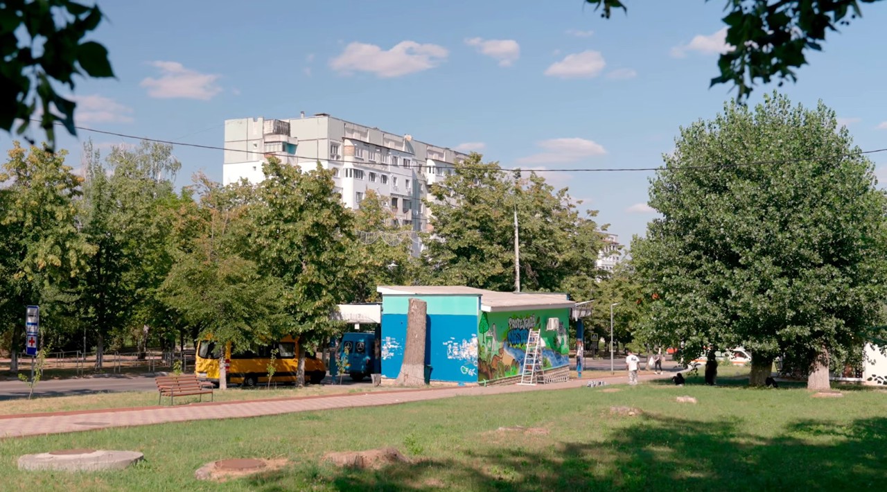 Tinerii din Rezina și Talmaza transformă stațiile de autobuz în mesaje ecologice pentru protejarea Nistrului