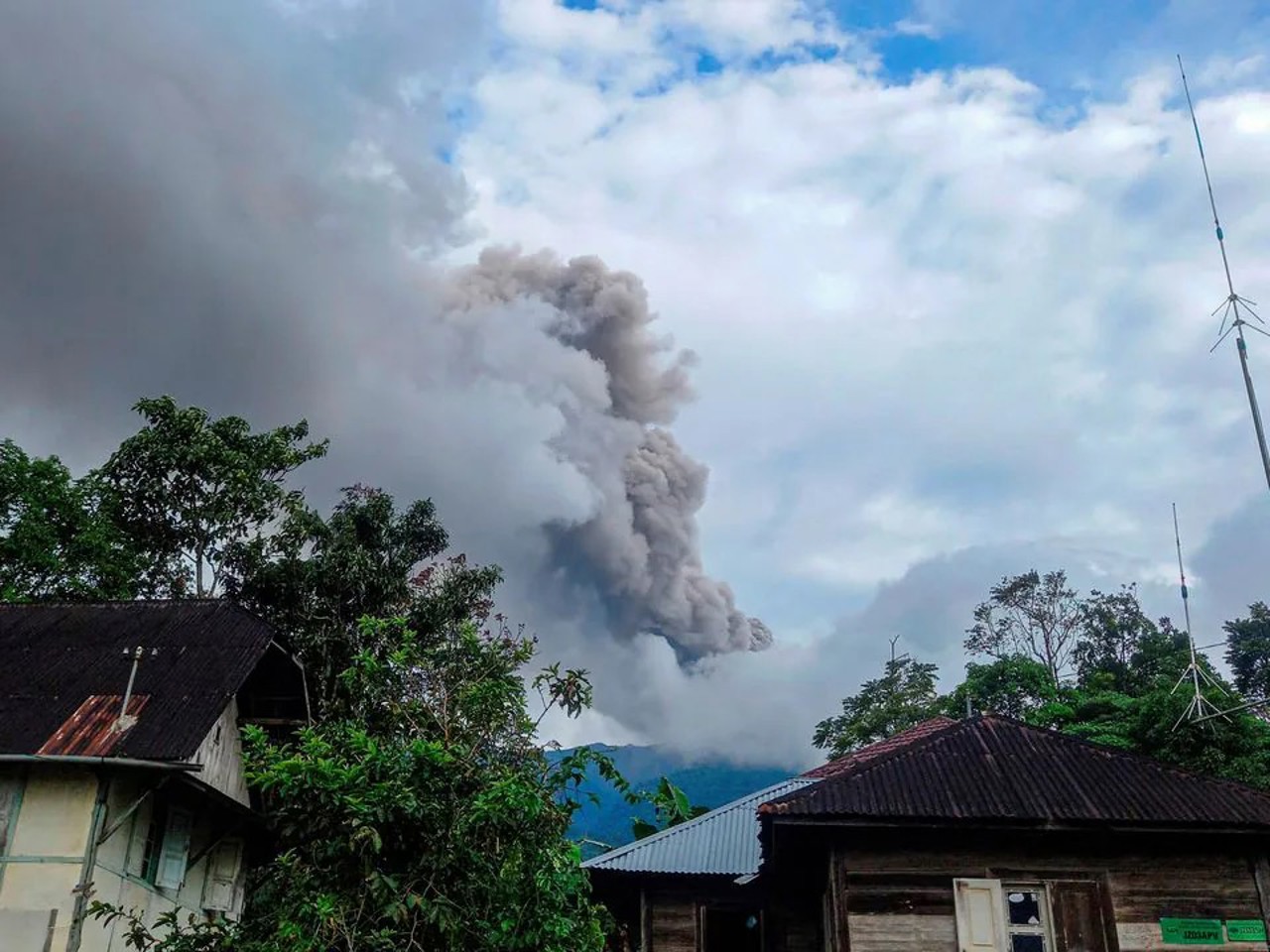 11 alpiniști au murit în urma erupției vulcanului Marapi din Indonezia