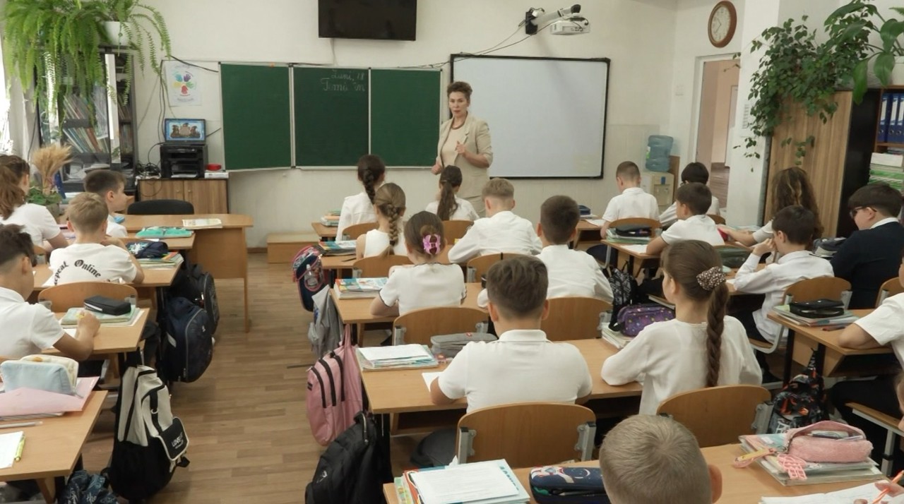 Din septembrie, elevii din clasele a IV-a vor primi note la disciplinele de examen Limba română și Matematică 